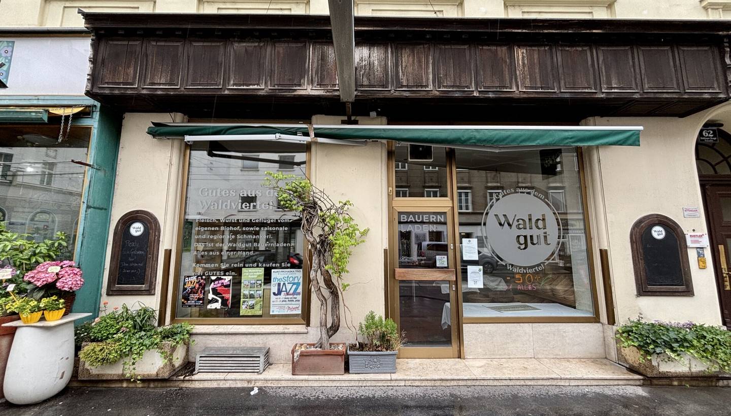 PERFECT LOCATION! FORMER FARM SHOP DIRECTLY AT THE TRAM STOP SEEKS A NEW TENANT