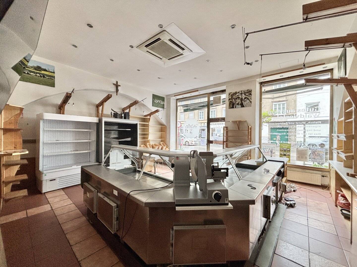 PERFECT LOCATION! FORMER FARM SHOP DIRECTLY AT THE TRAM STOP SEEKS A NEW TENANT