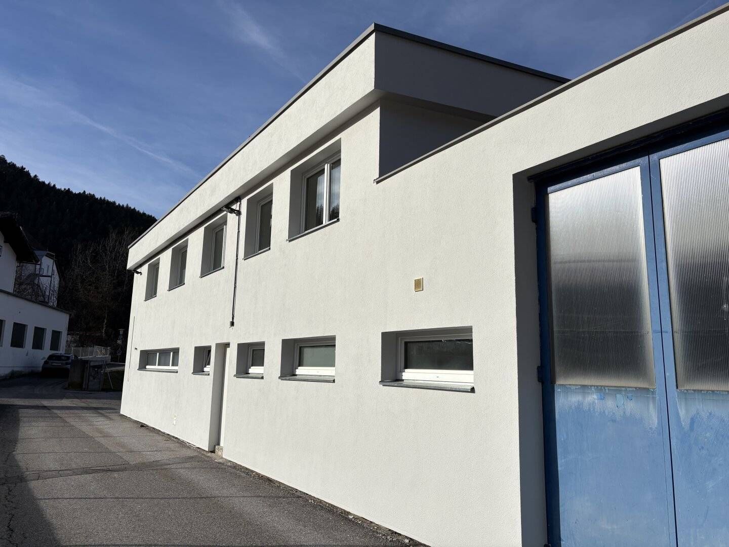 Efficient commercial space for compact businesses, office, storage and flexible use combined | up to 3 parking spaces