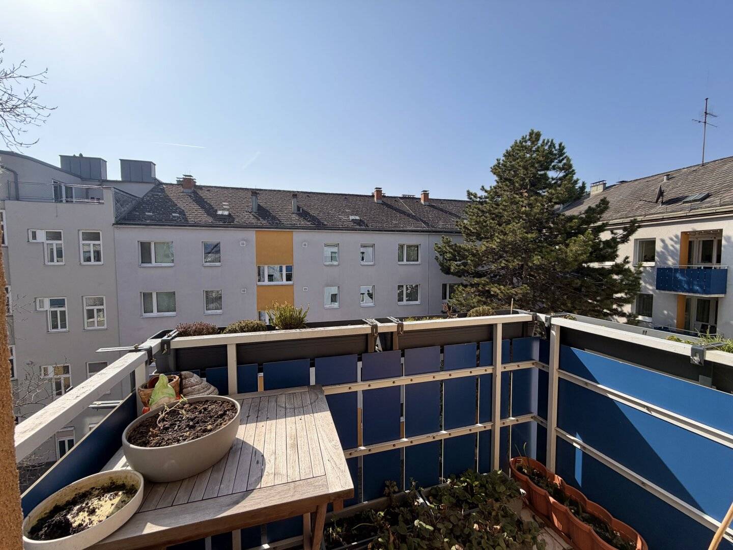 Bright three room apartment with separate kitchen and balcony in quiet location