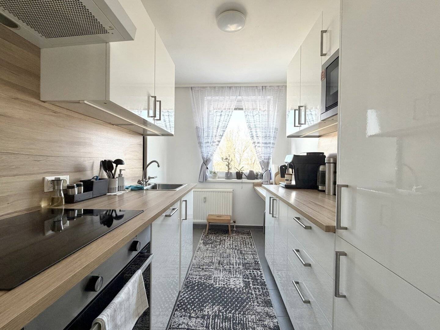 Bright three room apartment with separate kitchen and balcony in quiet location