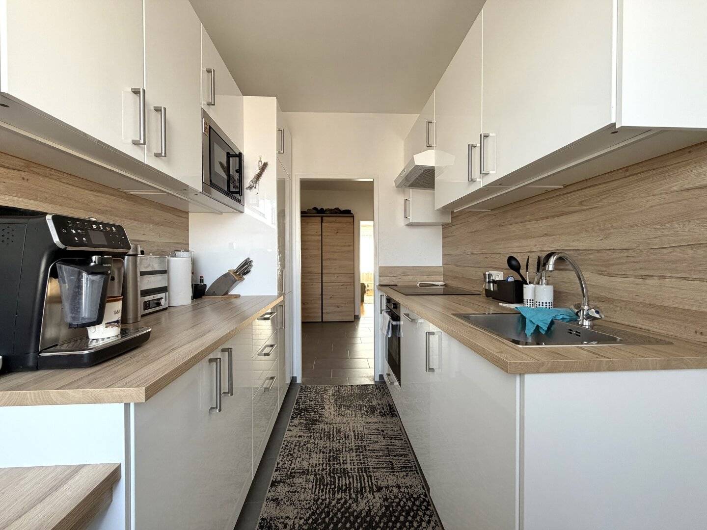 Bright three room apartment with separate kitchen and balcony in quiet location