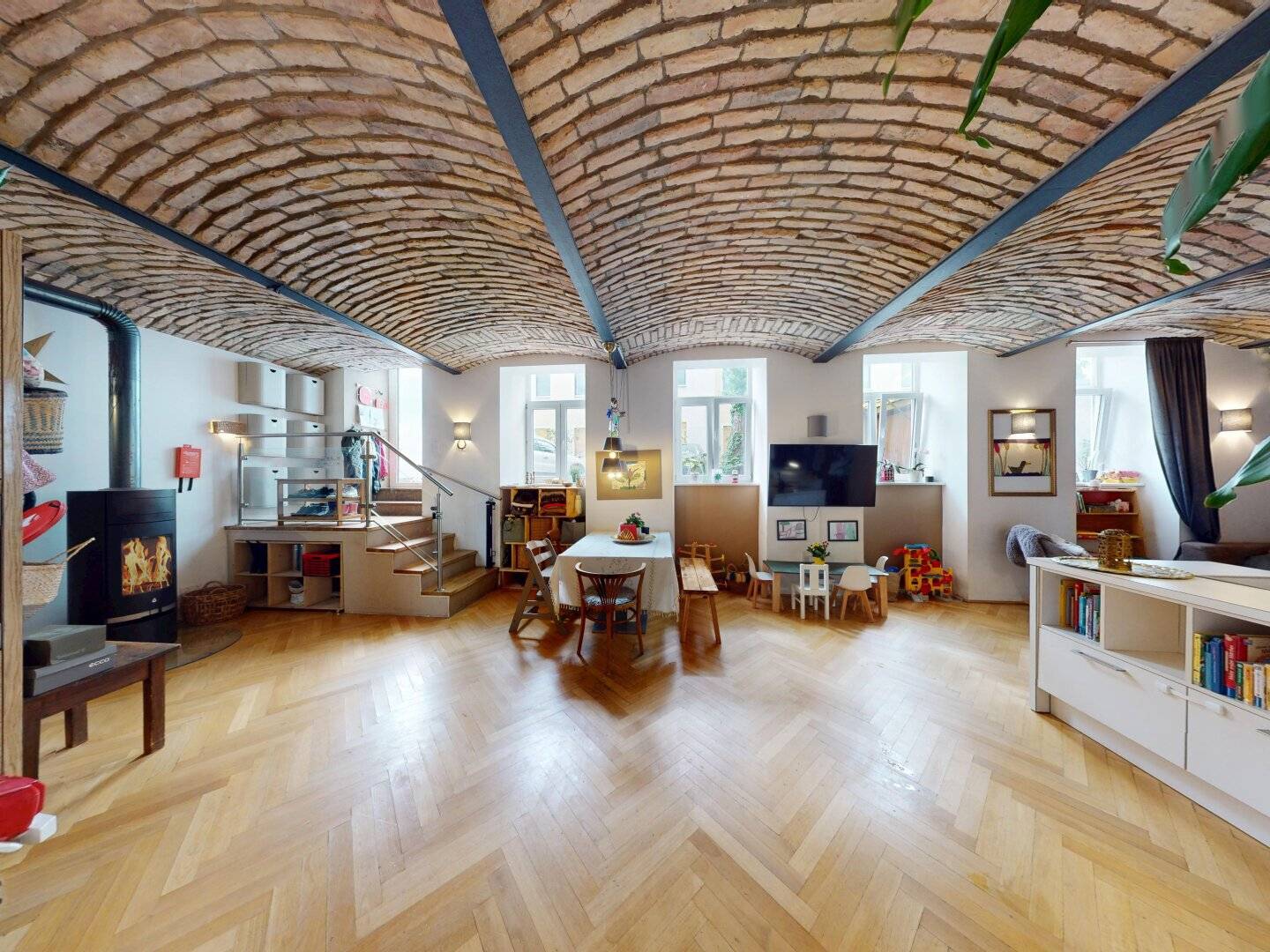 Bright basement jewel, dedication "Workshop": With some effort to rezone or use commercially