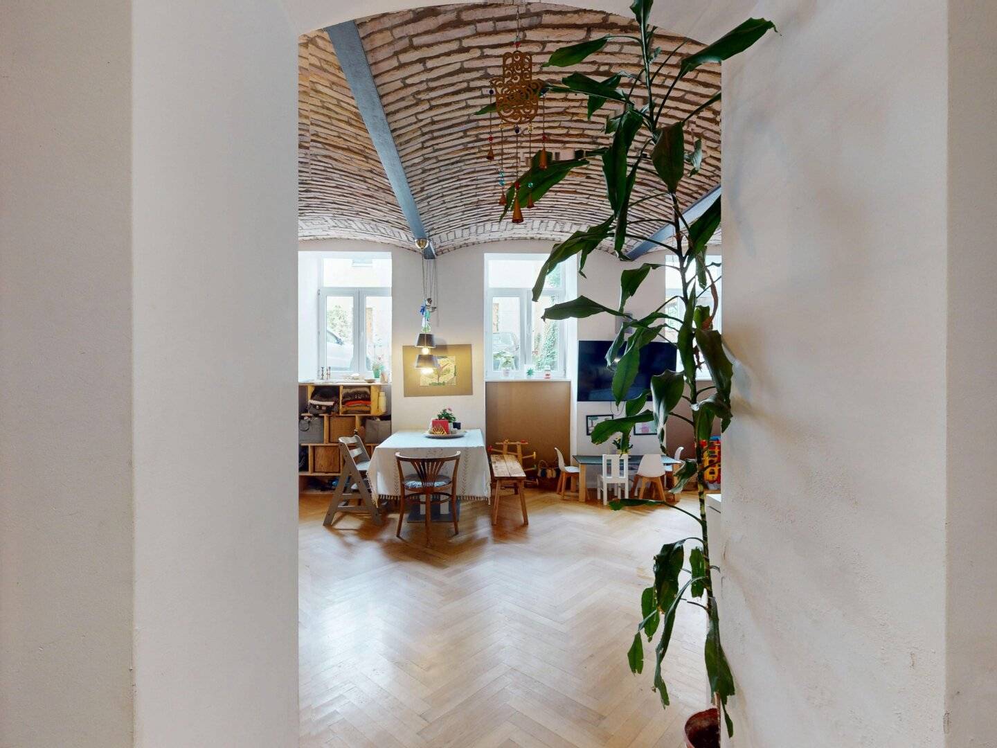 Bright basement jewel, dedication "Workshop": With some effort to rezone or use commercially