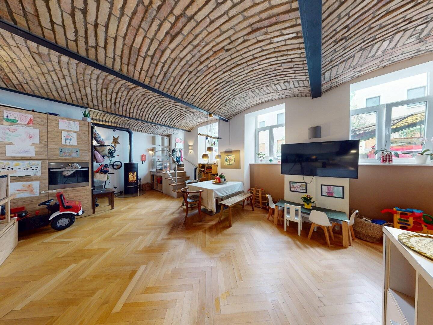 Bright basement jewel, dedication "Workshop": With some effort to rezone or use commercially