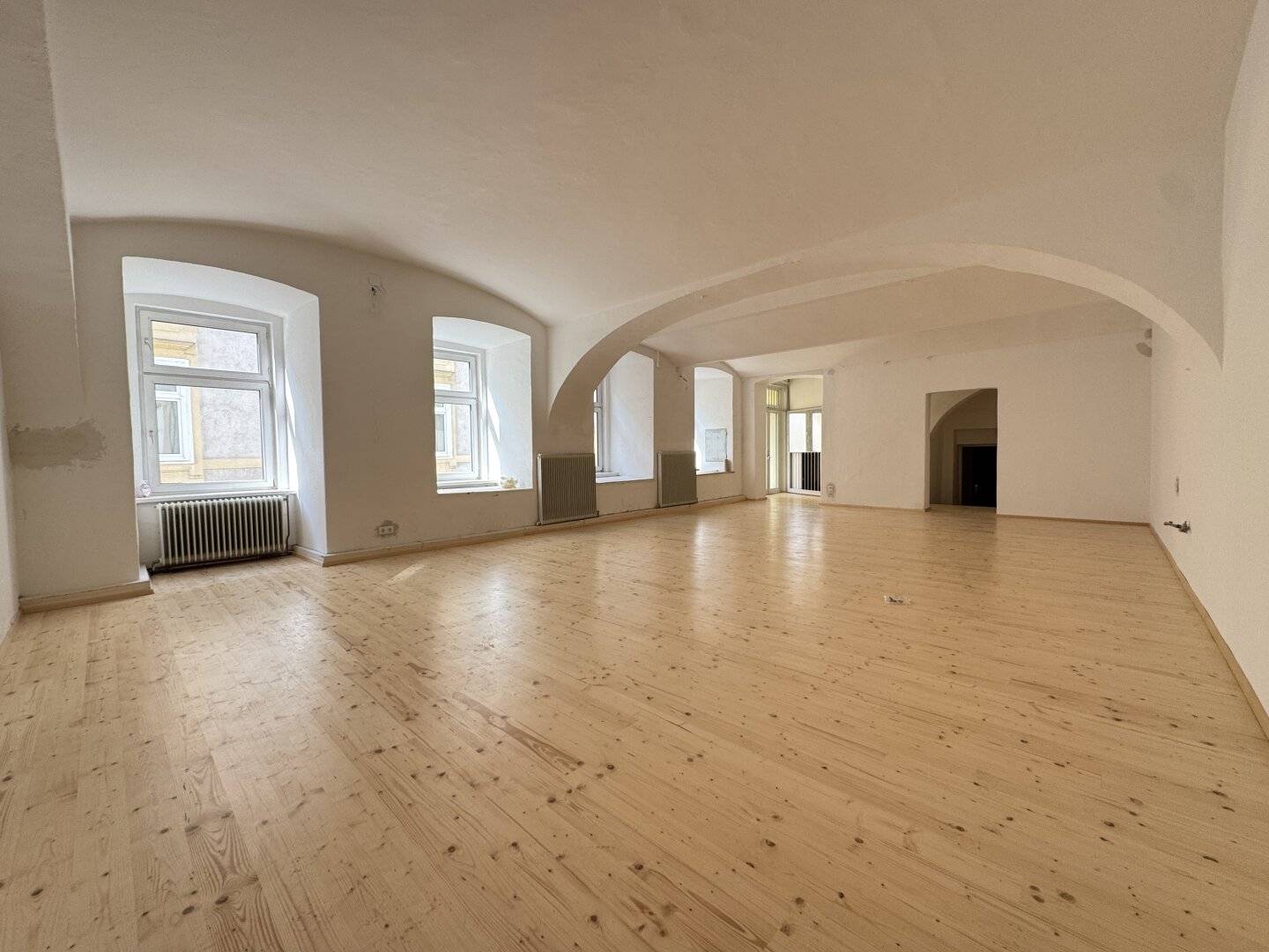 COMMERCIAL SPACE + PRIME LOCATION + QUIET + MARIAHILFER STRASSE!