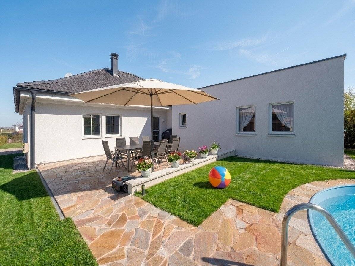 Pure quality of life! Wonderful bungalow with 4 rooms, huge basement and generous garden! 38 minutes from Vienna!