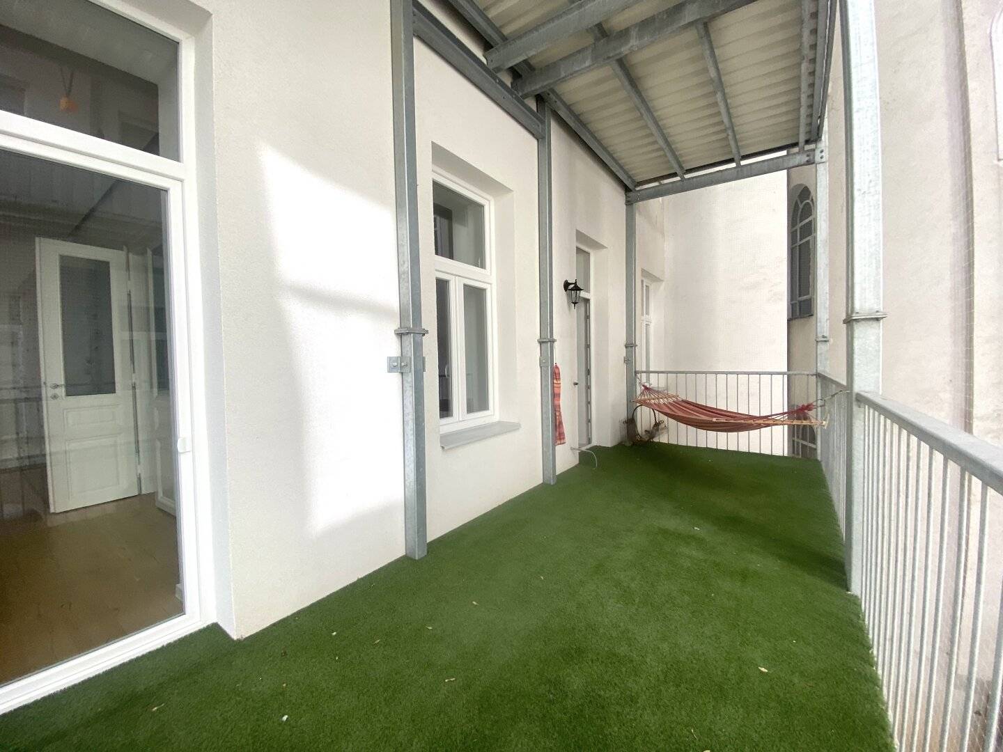 Peaceful oasis in the heart of Mariahilf - exclusively renovated old building apartment with balcony
