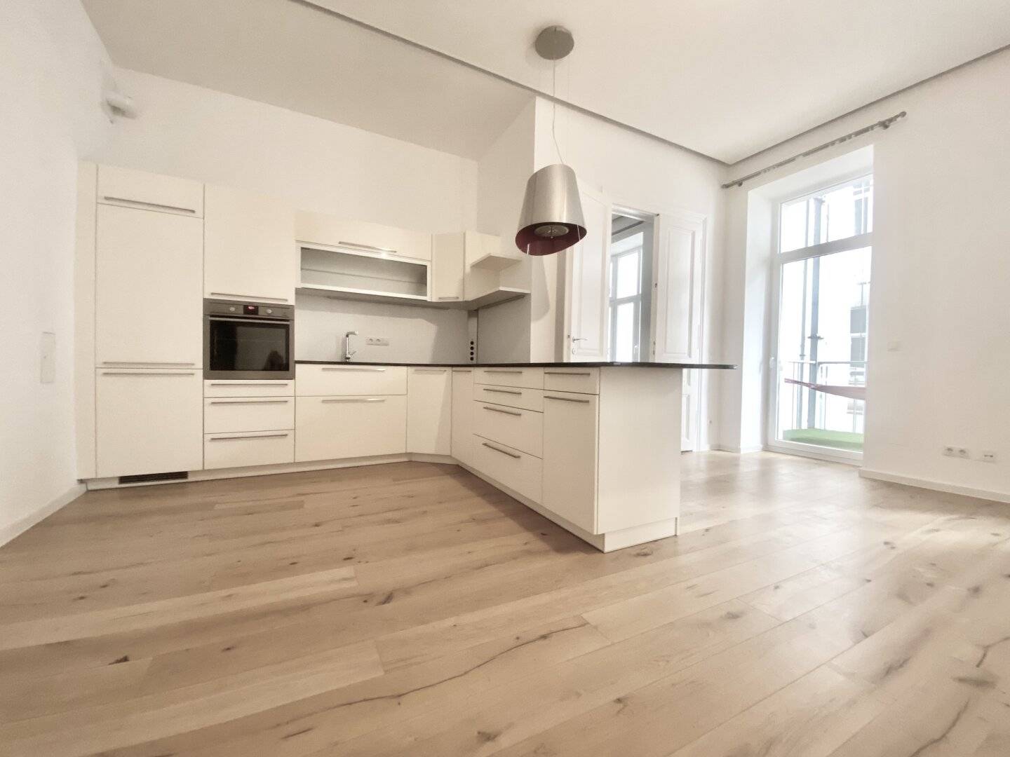 Peaceful oasis in the heart of Mariahilf - exclusively renovated old building apartment with balcony