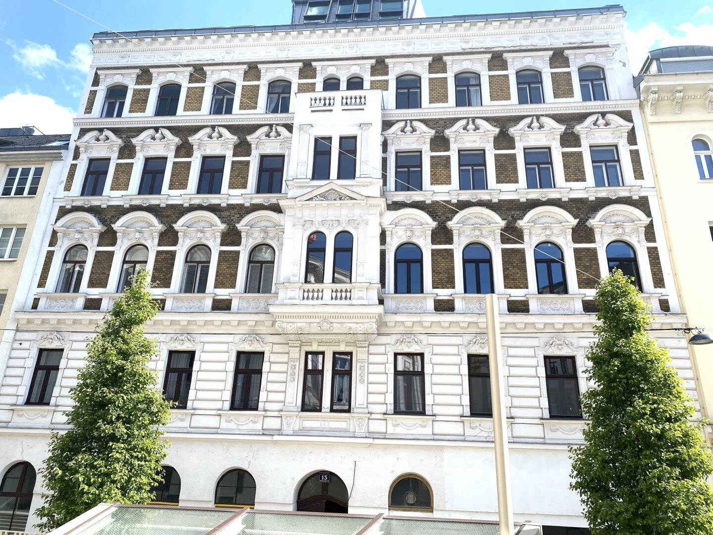 Peaceful oasis in the heart of Mariahilf - exclusively renovated old building apartment with balcony