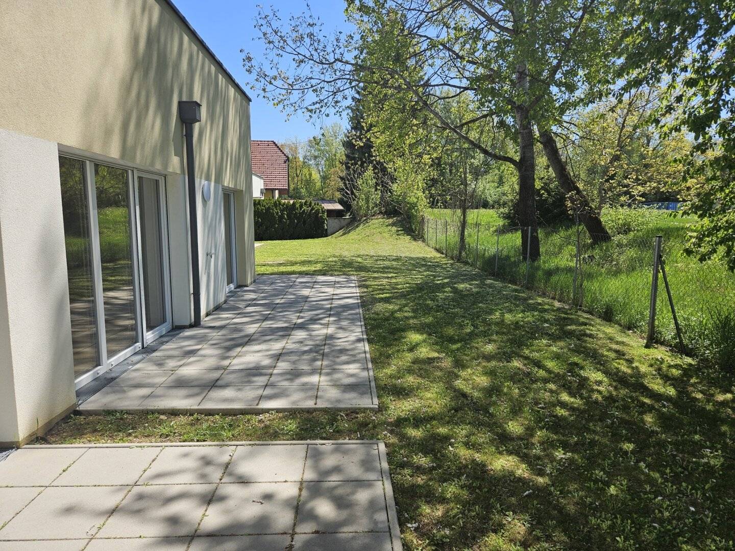 First occupancy 3-room garden apartment with terrace garden and car parking space – € 269.000.-