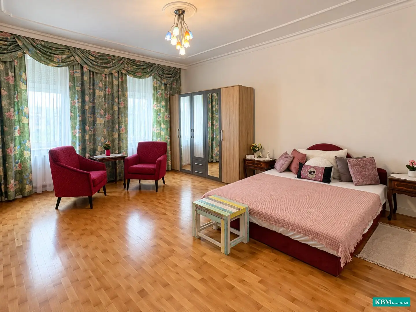 Charming 3-room pre-war apartment with a view of greenery