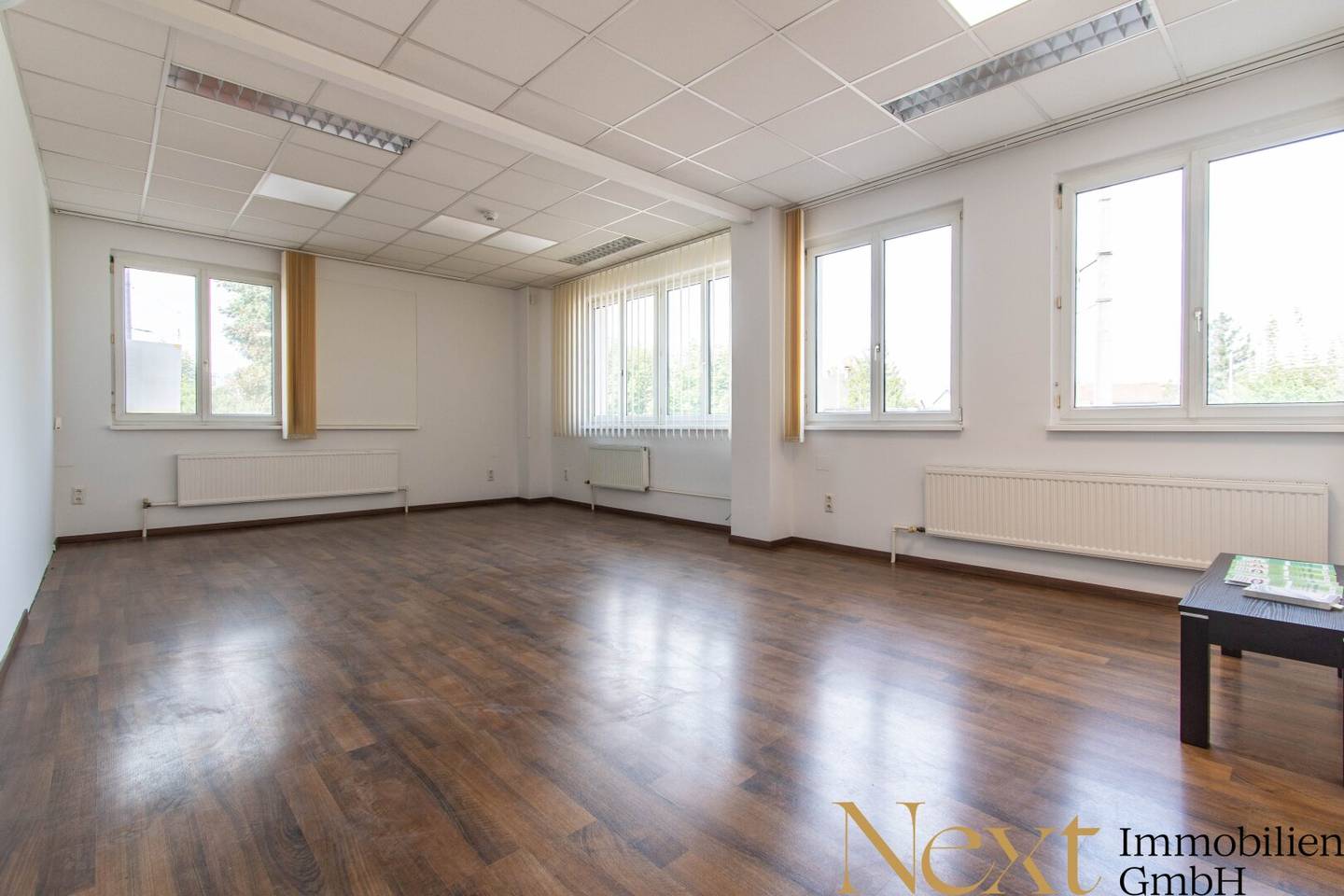 Geräumiges Büro mit großzügiger Lager-/Archivfläche und Parkplätze in Traun zu vermieten!