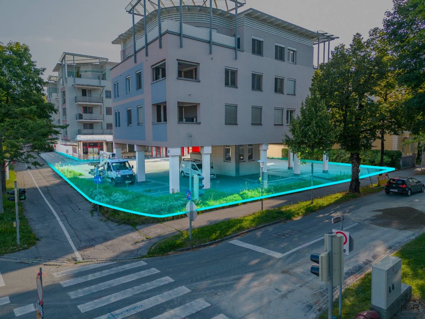 Versatile commercial space for sale with 43 parking spaces, perfect for your business