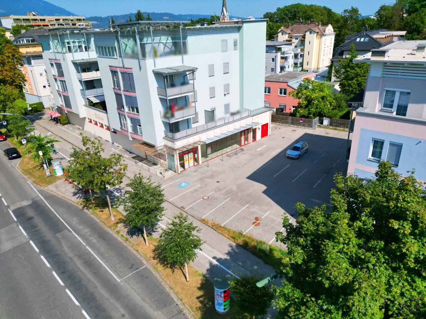 Versatile commercial space for sale with 43 parking spaces, perfect for your business