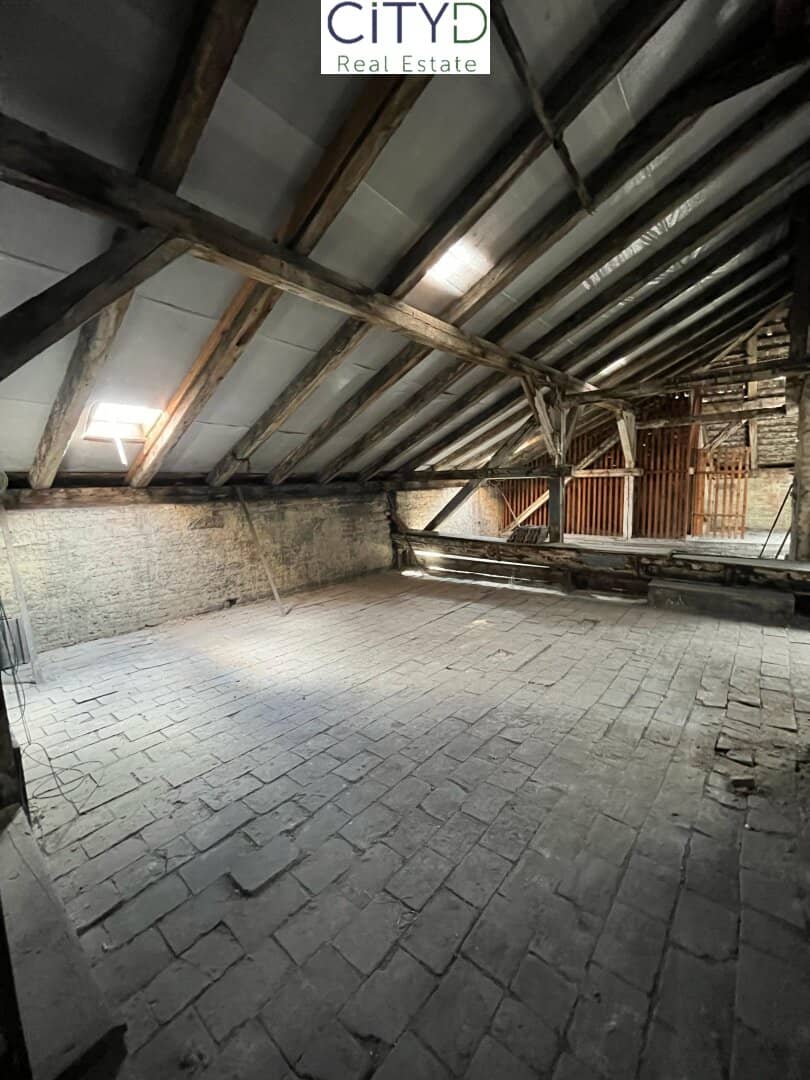 Building permitted raw attic in the 2nd district