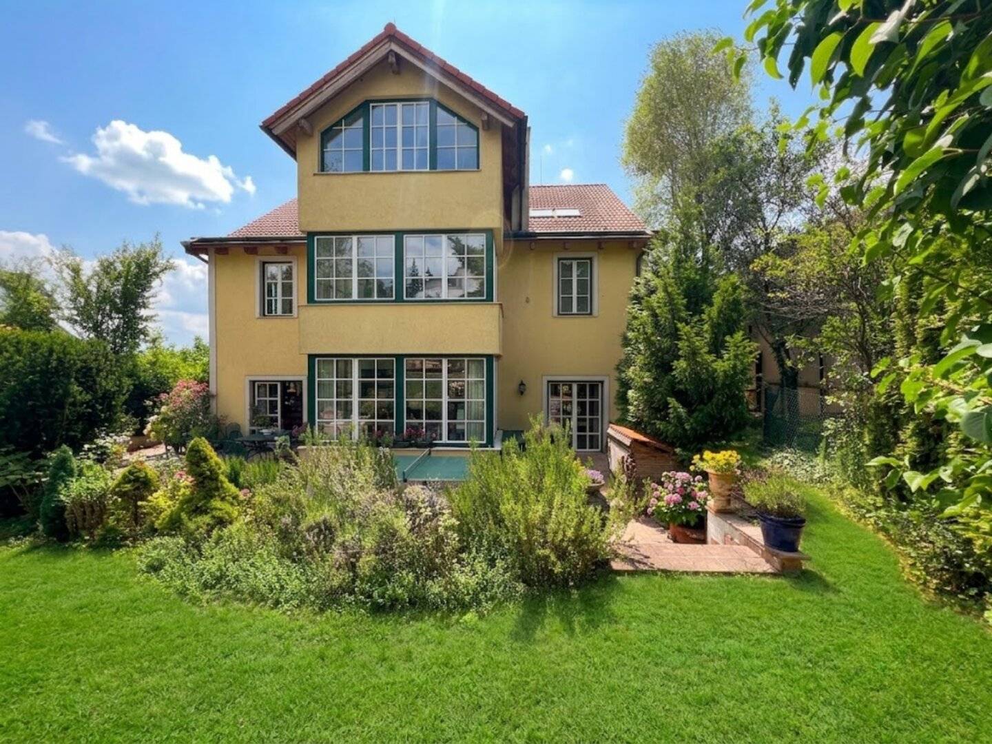 Versatile Generational House with Exceptional Space and XXL Underground Garage in Hietzing