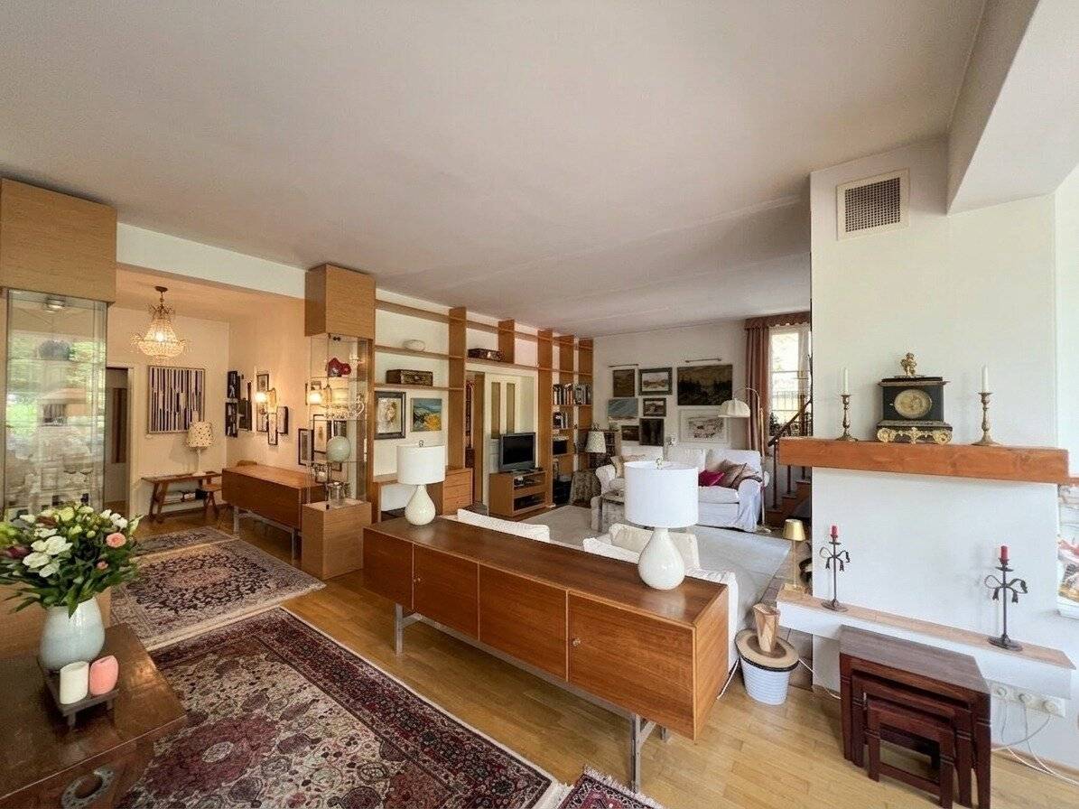 Versatile Generational House with Exceptional Space and XXL Underground Garage in Hietzing