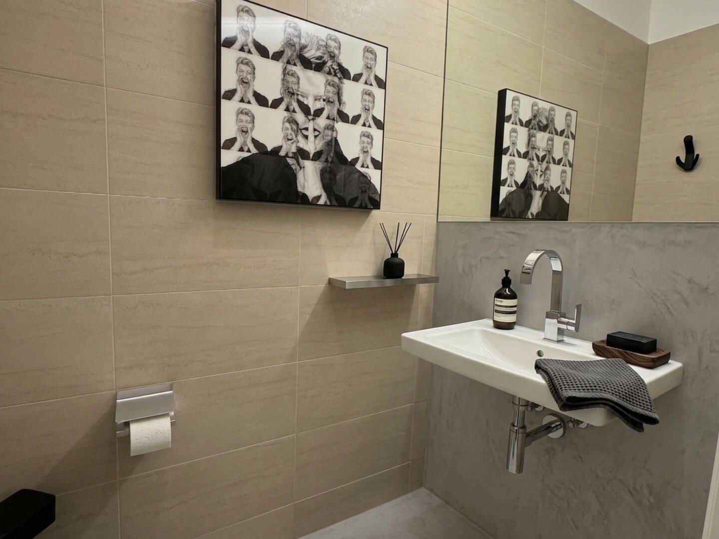 Exclusive Living at Schillerplatz: Spacious 2-Room Period Apartment in the Heart of Vienna