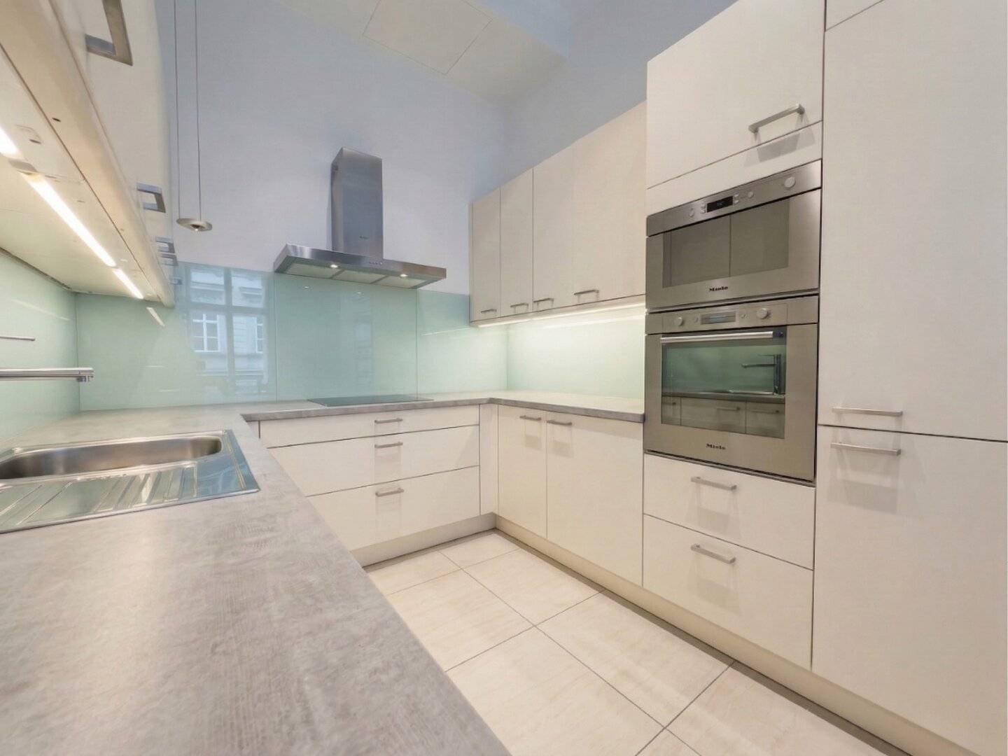 Exclusive Living at Schillerplatz: Spacious 2-Room Period Apartment in the Heart of Vienna