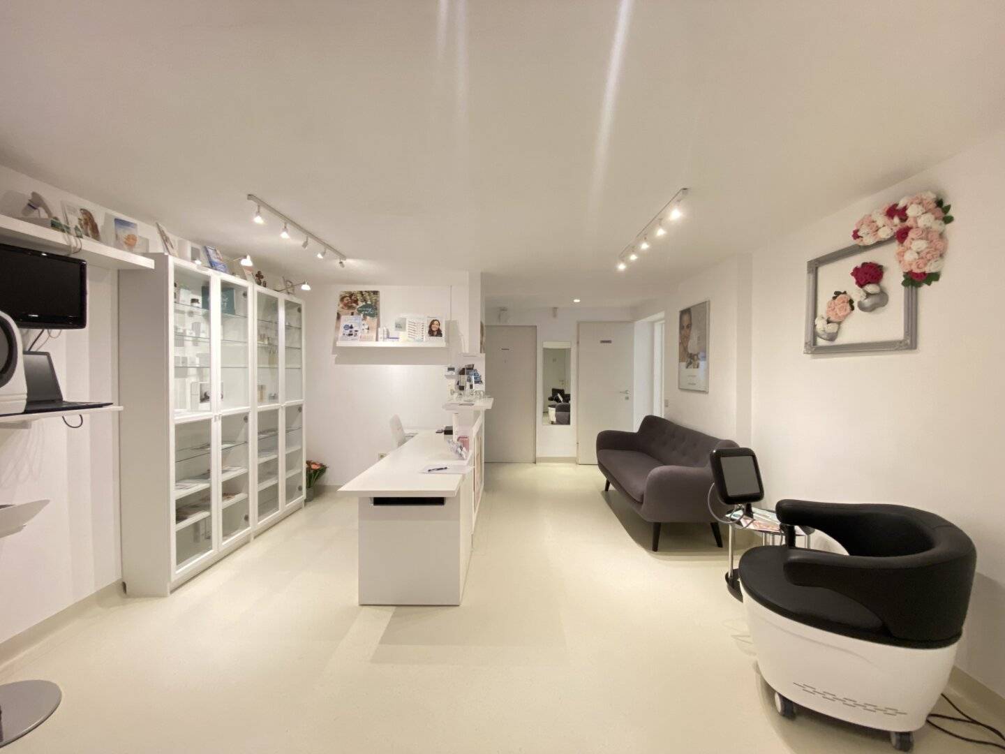 Office or practice near U3 with approx. 100 m² terrace and perfect location, superb infrastructure