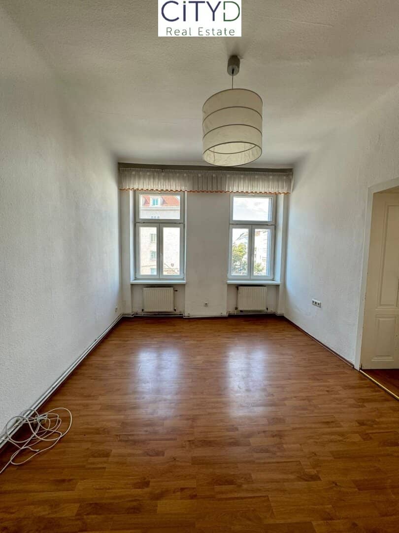 Charming 2 room old building apartment near the center