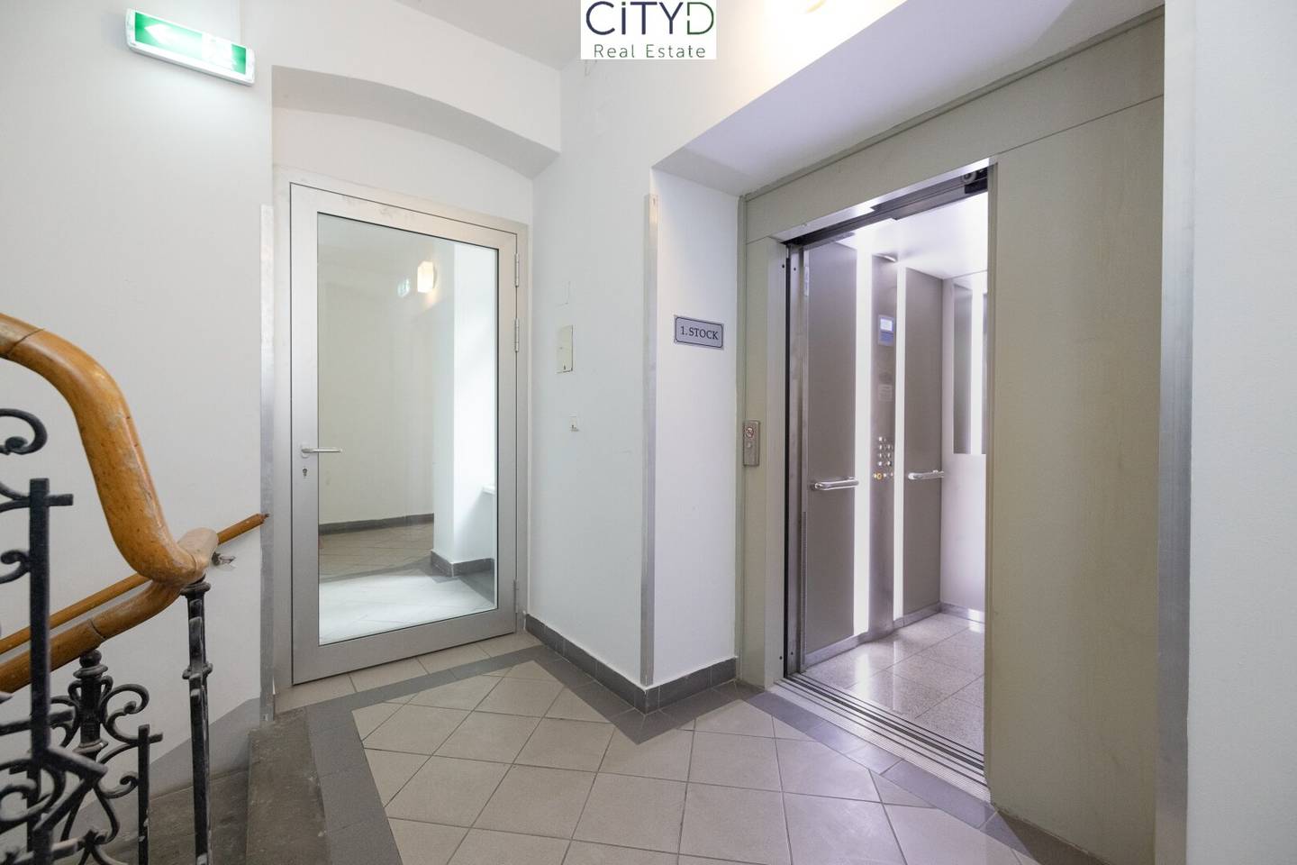 Charming five room old building apartment near the city center
