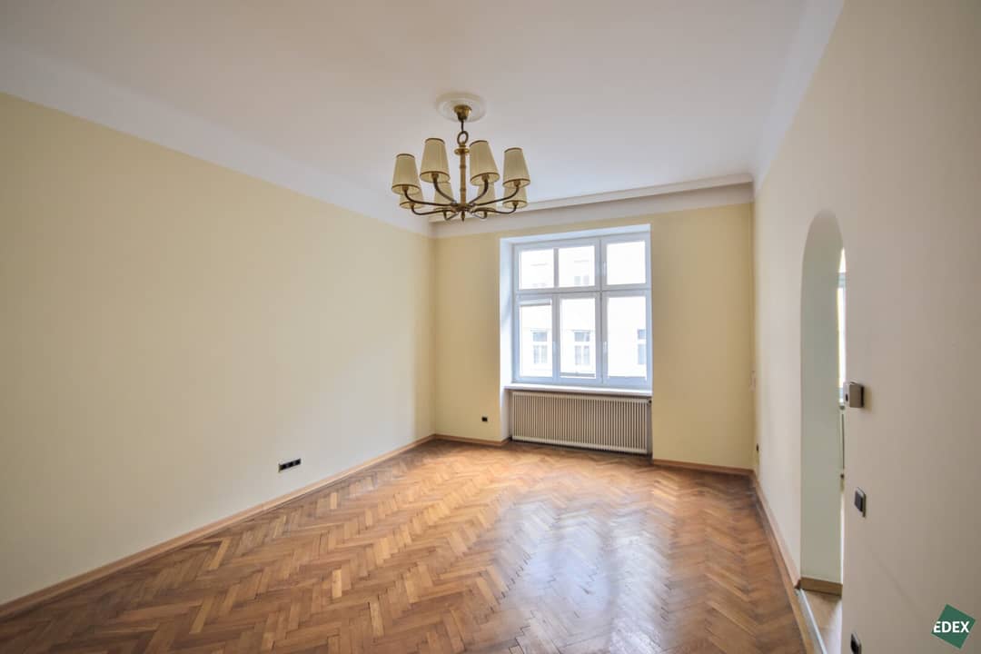 Historic apartment with lift on the first floor