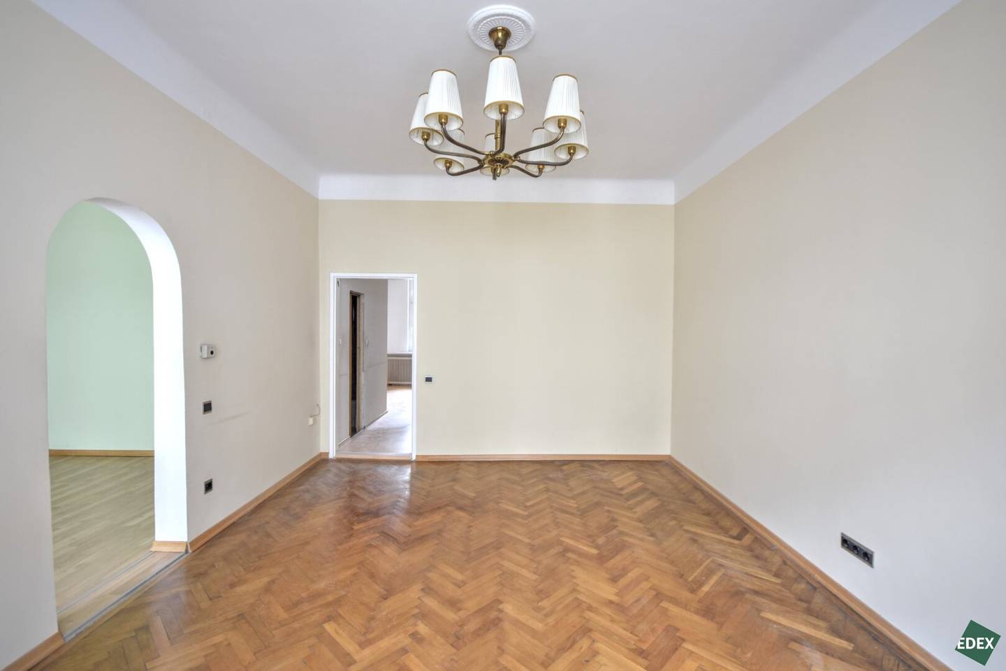 Historic apartment with lift on the first floor