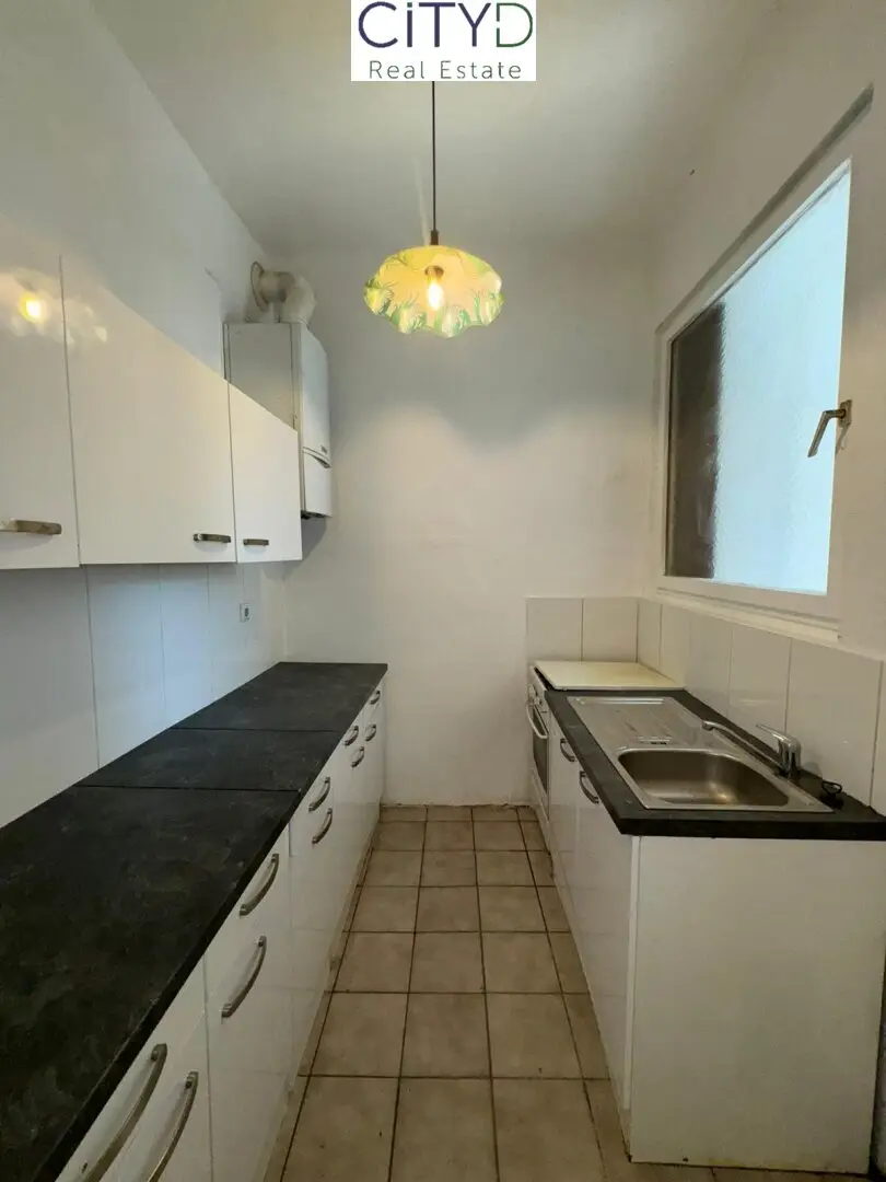 Charming 3 bedroom old building apartment near the center