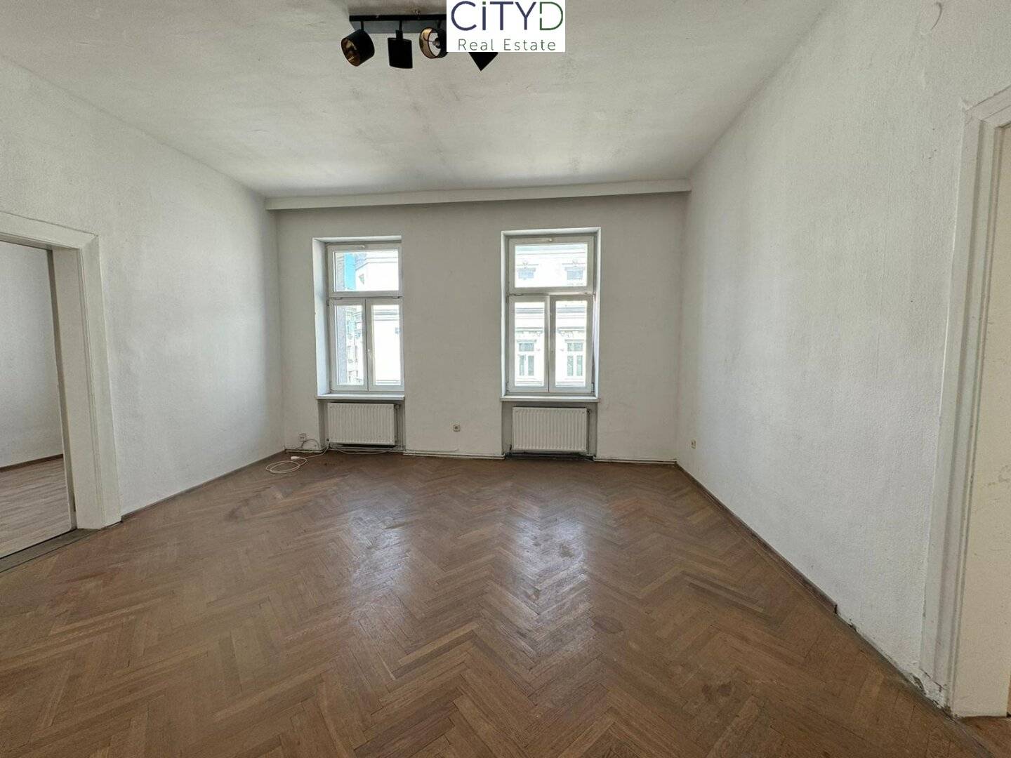 Charming 3 bedroom old building apartment near the center