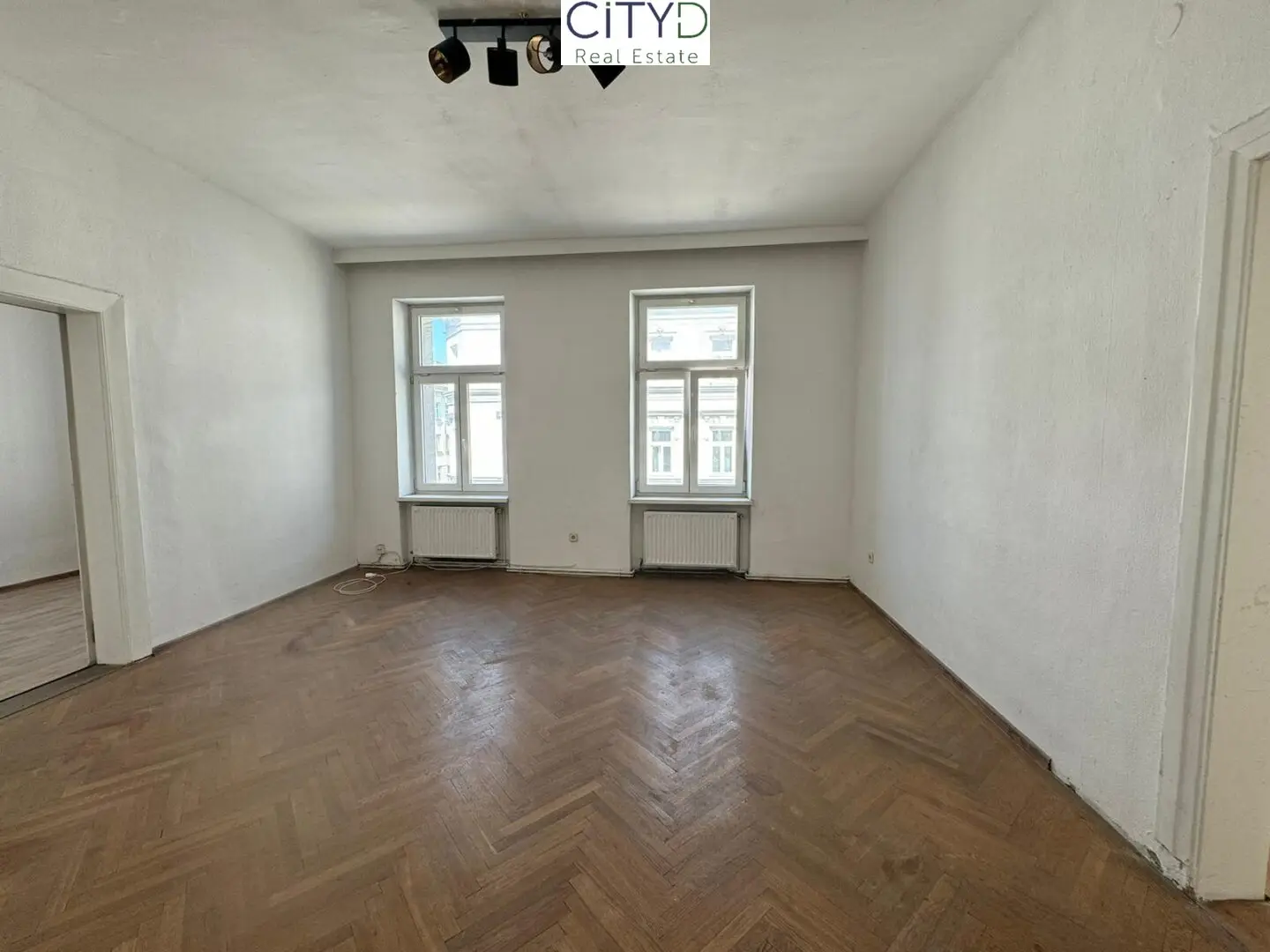 Charming 3 bedroom old building apartment near the center