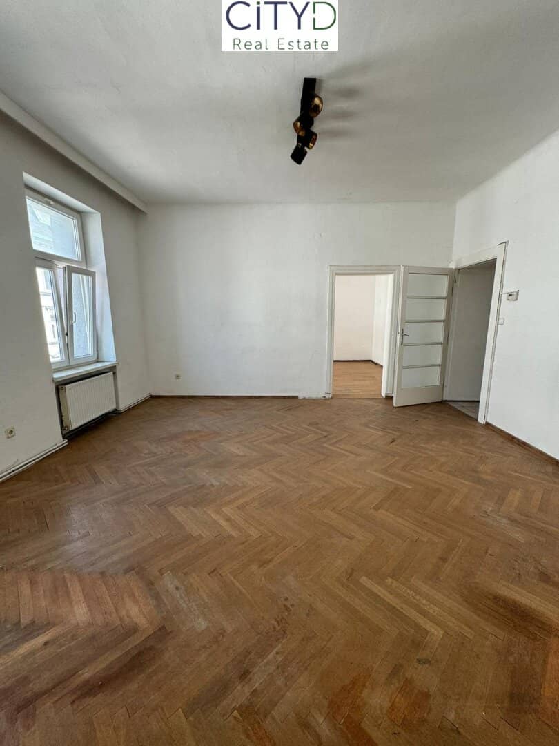Charming 3 bedroom old building apartment near the center