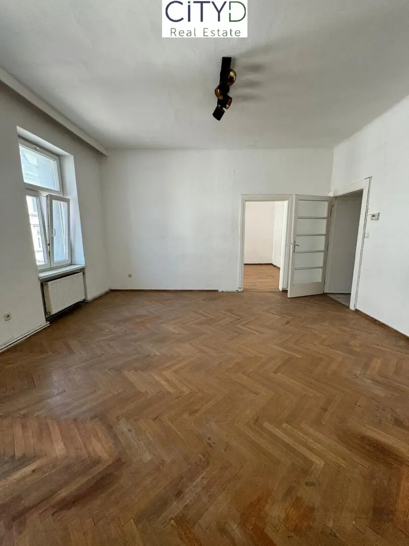 Charming 3 bedroom old building apartment near the center