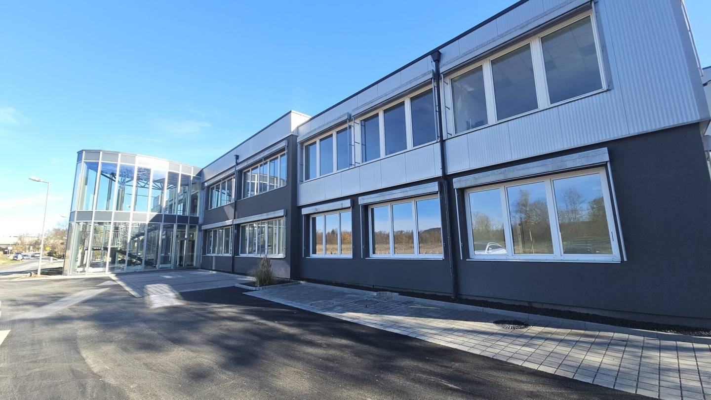 Office space for rent from approximately 50 m² up to about 1,550 m², only 2 minutes by car from the Gleisdorf West motorway exit