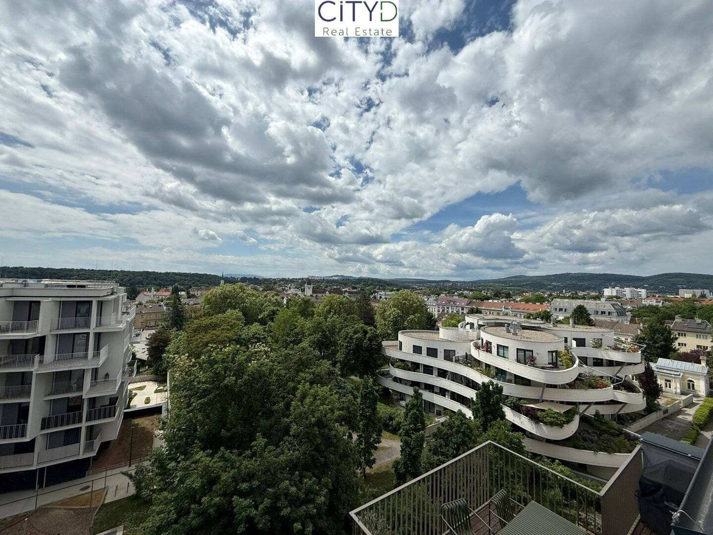 "Grünes Cumberland" ! Traumhafte zweistöckige 3-Zimmer-Wohnung mit Dachterrasse und Blick auf Schönbrunner Schlossgarten und Lainzer Tiergarten