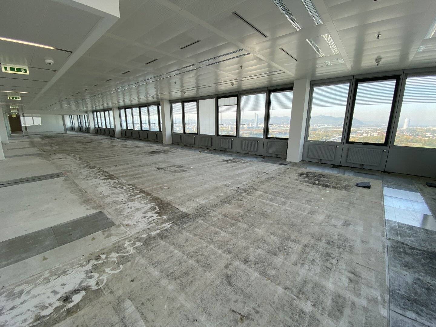 BÜRO mit FERNBLICK + ARES TOWER + TOP LAGE!