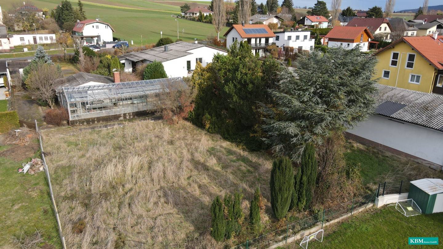 Sonniges Grundstück mit ca. 200 m2 Halle