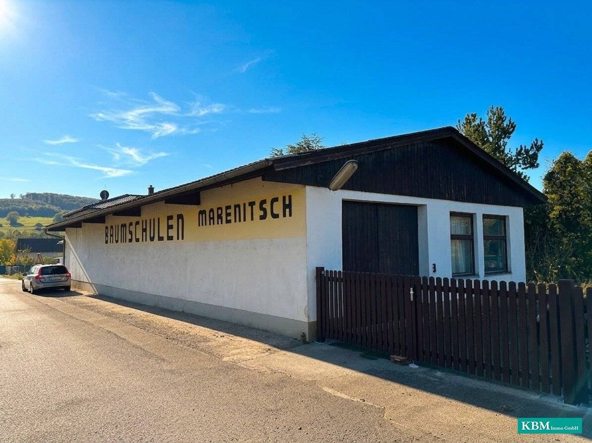 Sonniges Grundstück mit ca. 200 m2 Halle