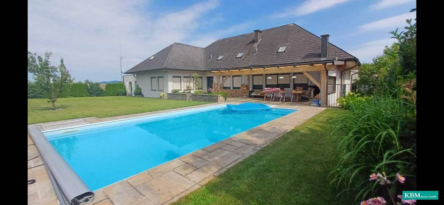 Elegantes Landhaus mit stilvoller Wohnatmosphäre und Wellnessbereich