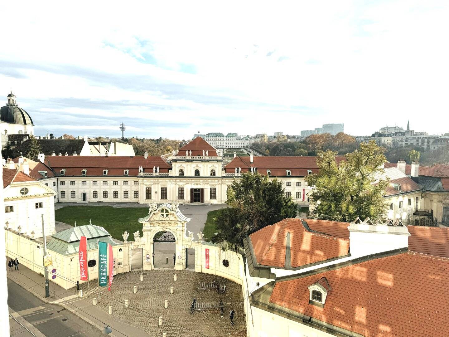 MODERNE, LICHTDURCHFLUTETE  BÜRORÄUMLICHKEITEN MIT TRAUMHAFTEM AUSBLICK