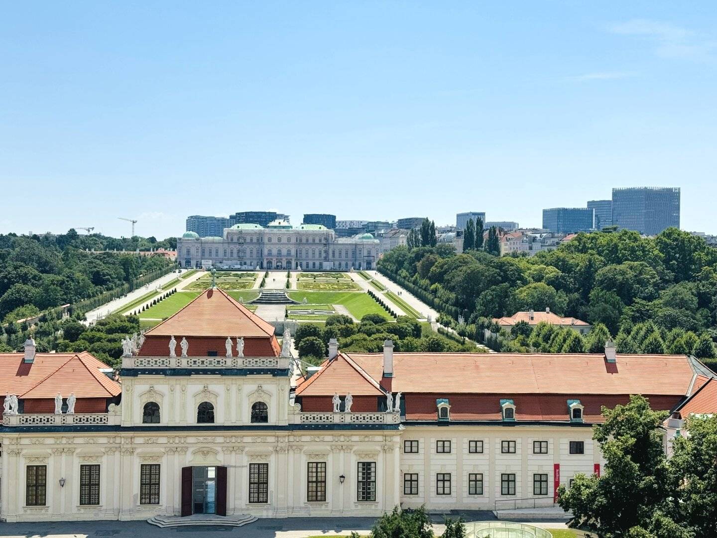 MODERNE, LICHTDURCHFLUTETE  BÜRORÄUMLICHKEITEN MIT TRAUMHAFTEM AUSBLICK