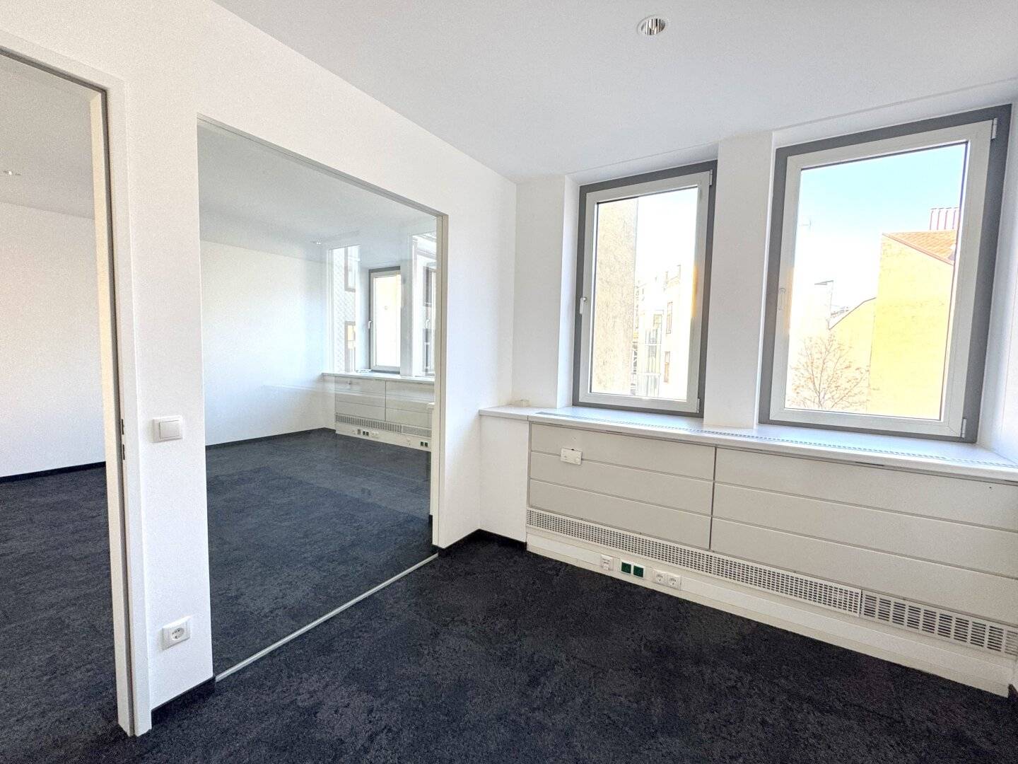 MODERNE, LICHTDURCHFLUTETE  BÜRORÄUMLICHKEITEN MIT TRAUMHAFTEM AUSBLICK