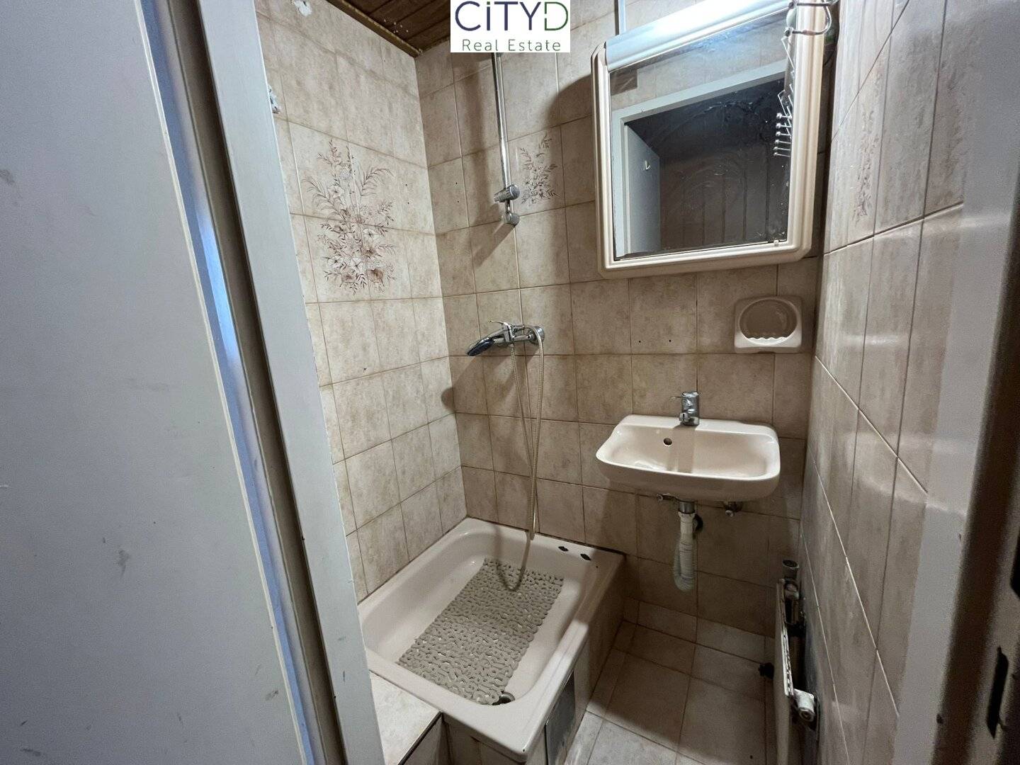 Charming 3 room apartment in 1150 Vienna, 57 m², in need of renovation, purchase €229.180