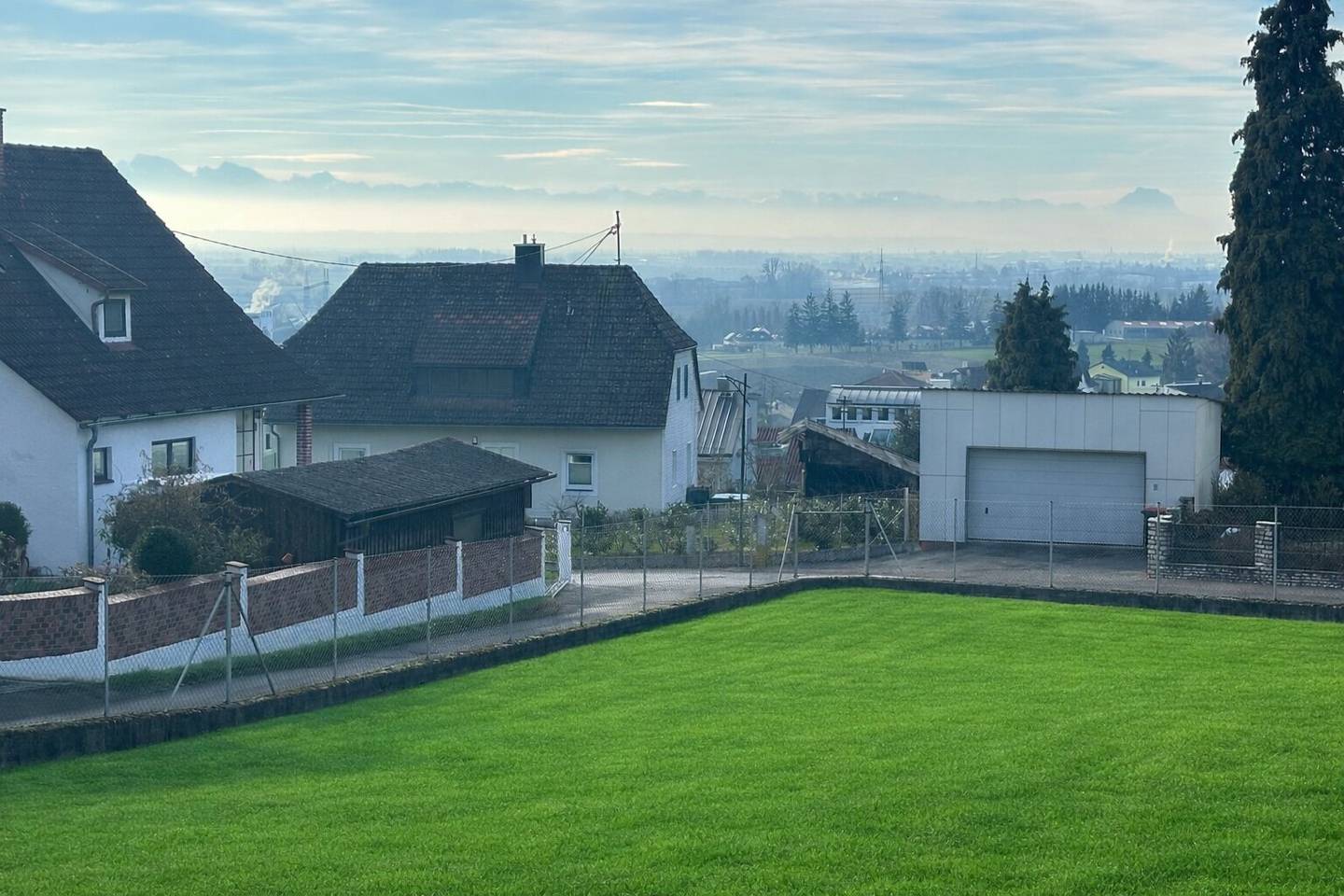 Gemütliches Zweifamilienhaus mit riesigem Baugrundstück in Leonding - teilbar & mit Projektoption
