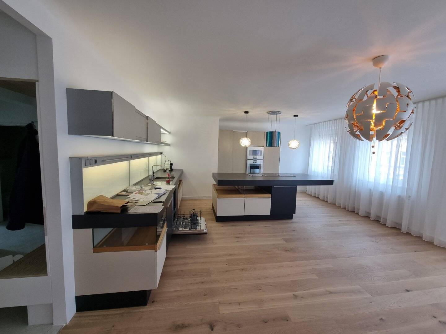 Exclusive four-room designer apartment with balcony and luxury kitchen near Schönbrunn, top renovated, leased, U4/U6