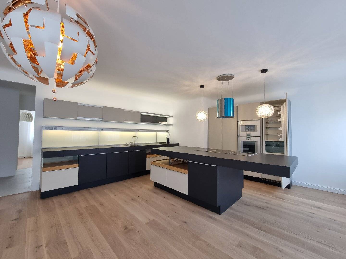 Exclusive four-room designer apartment with balcony and luxury kitchen near Schönbrunn, top renovated, leased, U4/U6