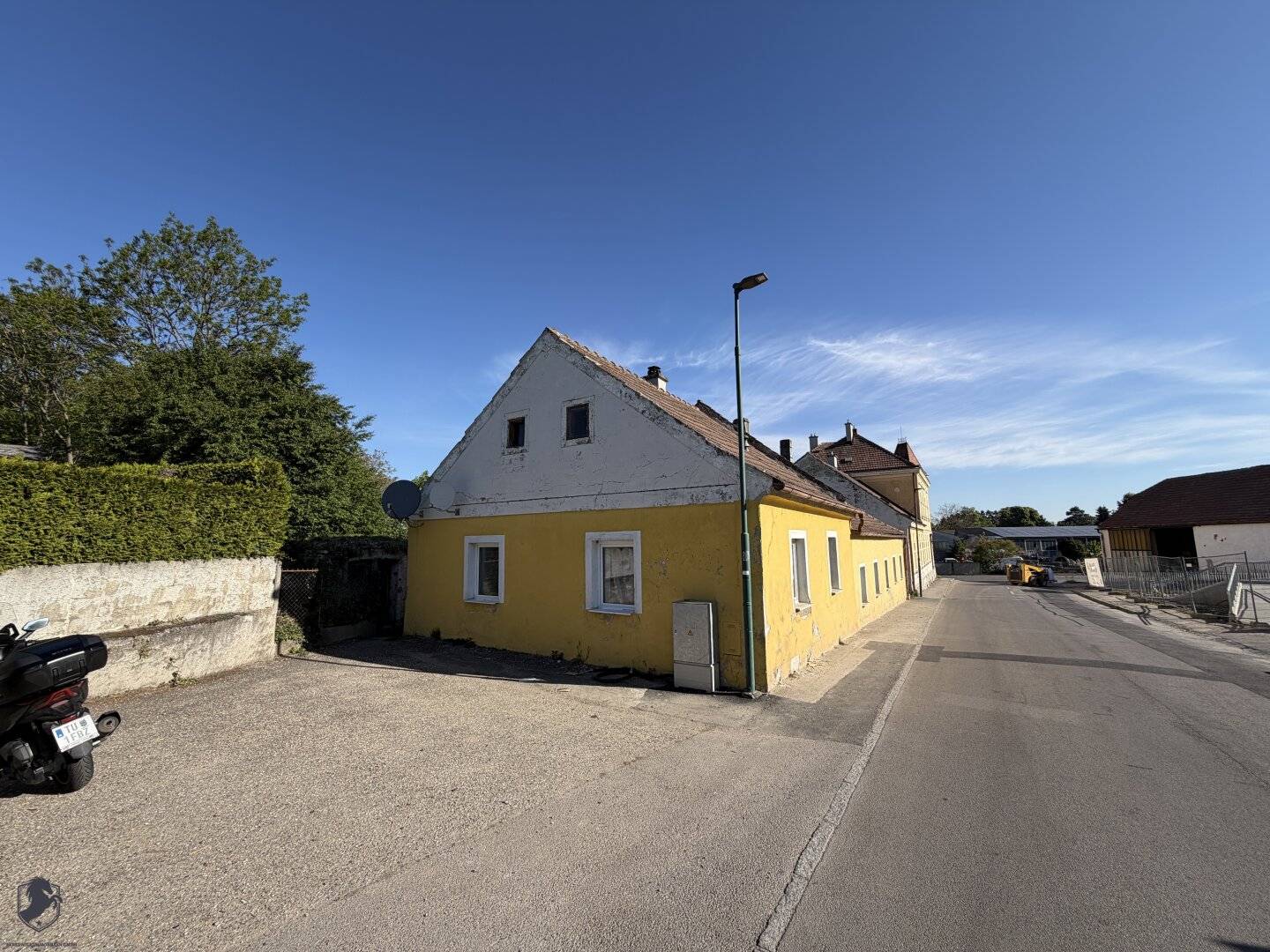 Property with existing building; renovation or new construction possible
