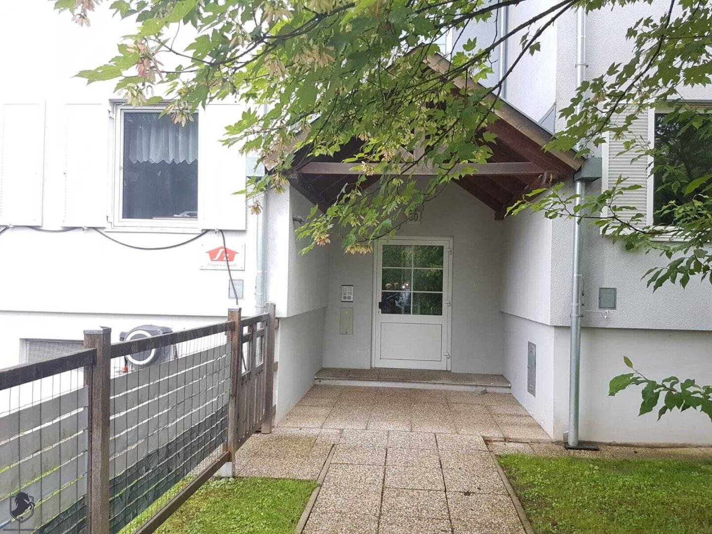 Möblierte 2-Zimmer-Wohnung mit Balkon, Grünblick und Tiefgarage in absoluter Ruhelage
