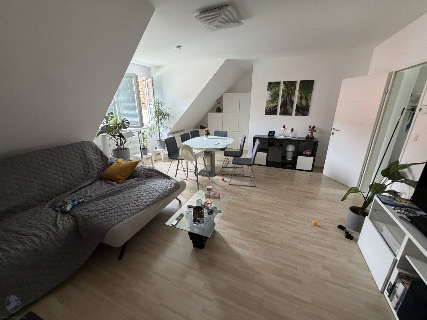 Großzügige 4-Zimmer-Dachgeschosswohnung mit Lift, Keller und Stellplätzen in Kaltenleutgeben